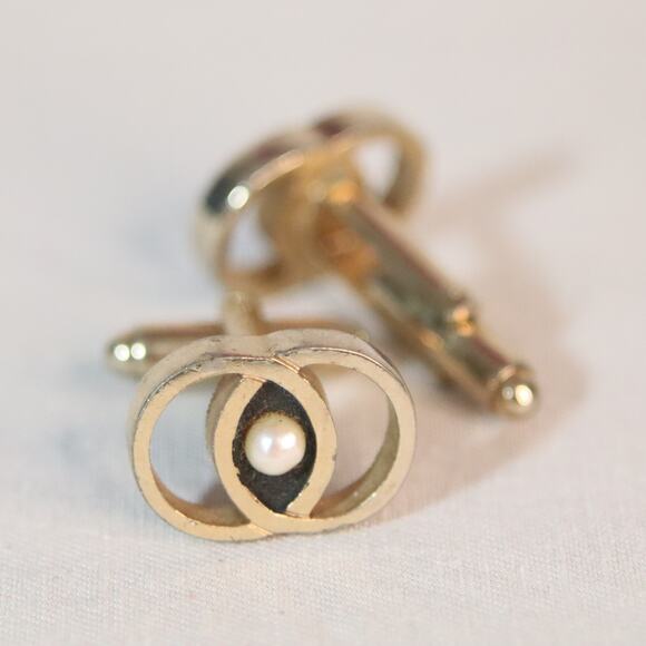 Vintage Cuff Links Gold Tone Interlapping Circles Central Pearly Bead - Picture 2 of 6
